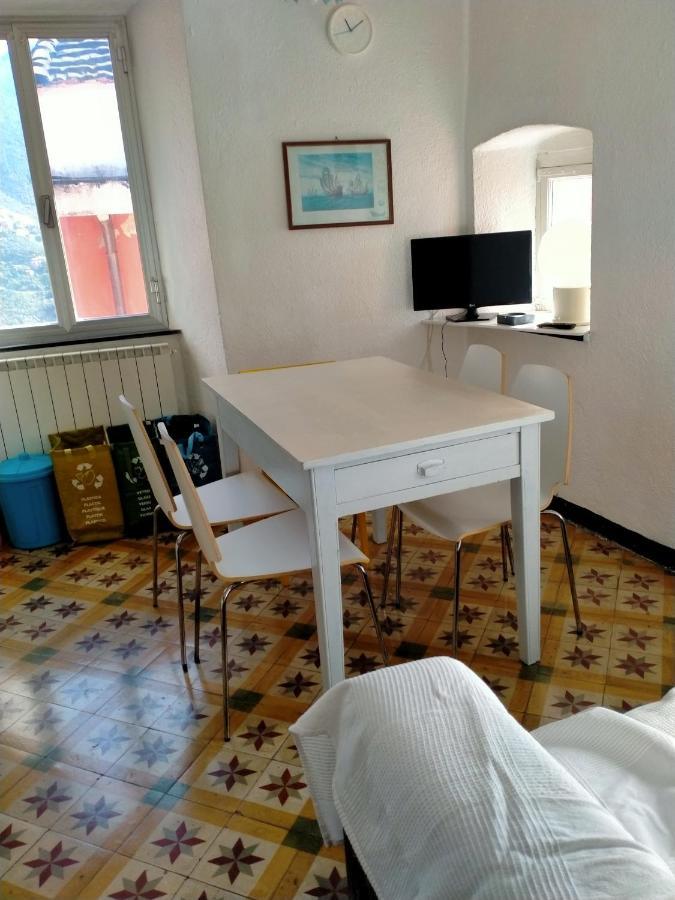Trilocale In Dimora Tipica Montale (Liguria)